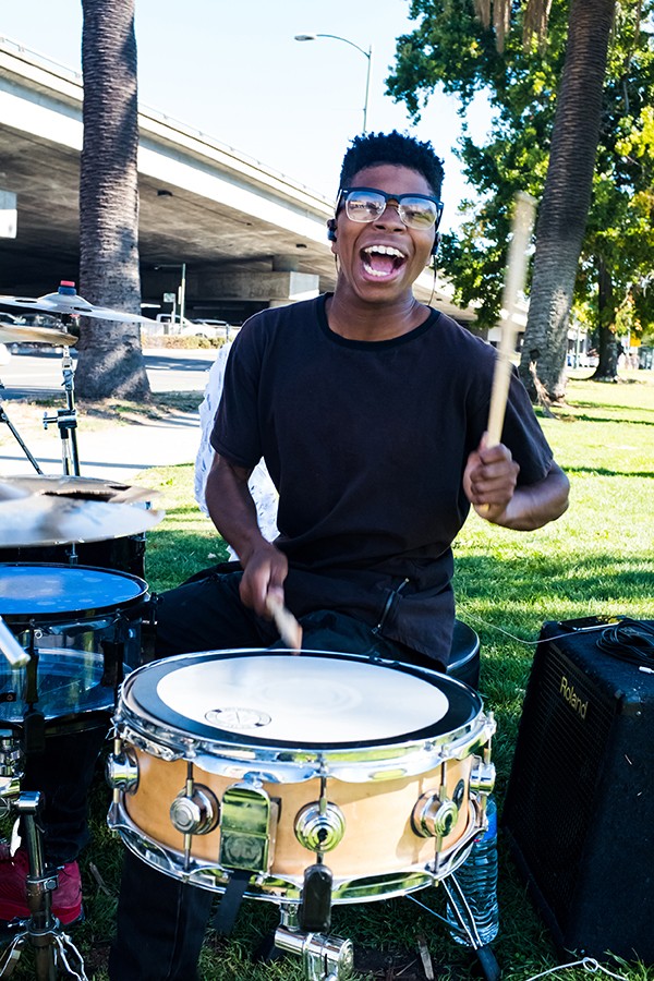 Drummer Boy Aaron Memainkan Beat ofDrummer Boy Aaron Memainkan Beat of  