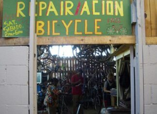 ColectíVelo Offers Bilingual Bike Repair in Fruitvale