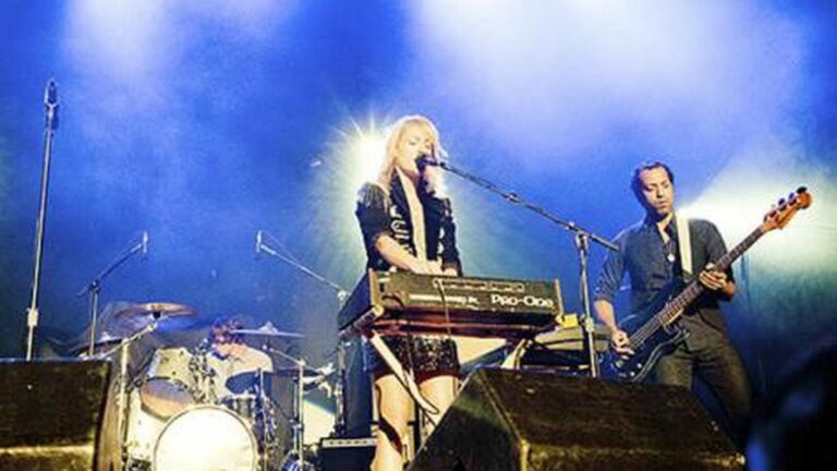 Photos: Metric