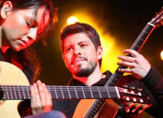 Rodrigo y Gabriela Set the Greek on Fire