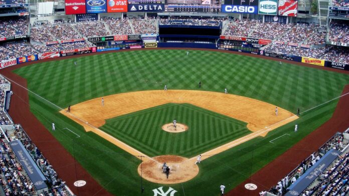 yankee_stadium_upper_deck_2010-featured