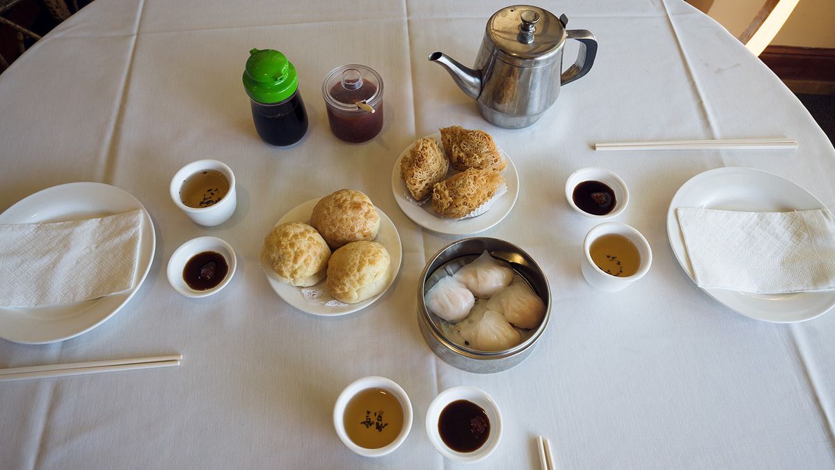 East Ocean Seafood Restaurant Serves Dim Sum By Day Smoked Black Cod By Night East Bay Express Oakland Berkeley Alameda