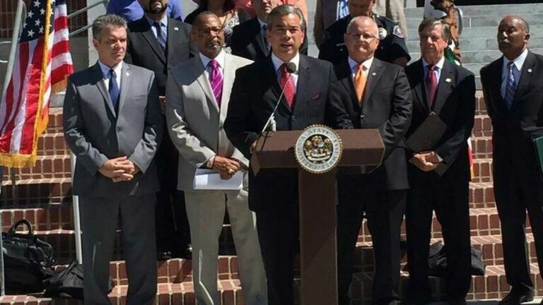 Cops, Cannabis Industry Unite to Urge Governor Brown to Sign Medical Marijuana Regulations