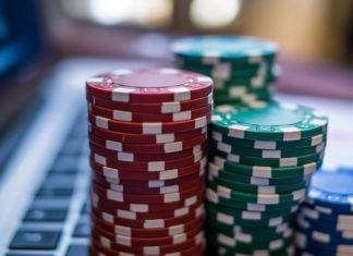 The best-paying non-GamStop casinos—top 10 casinos not on Gamstop ranked Poker chips next to a computer