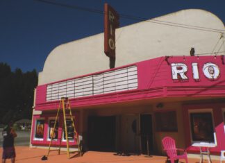 New documentary tracks vanishing small-town theaters New documentary tracks vanishing small-town theaters